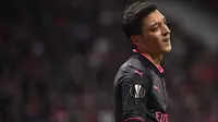 Mesut Ozil dianggap tidak menjadi inspirasi permainan Arsenal saat kalah dari Atletico Madrid. (AFP/Pierre-Philippe Marcou)