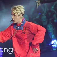 Lagi-Lagi Justin Bieber bikin histeris penggemar karena tergelincir dari atas panggung (Bintang.com/AFP)