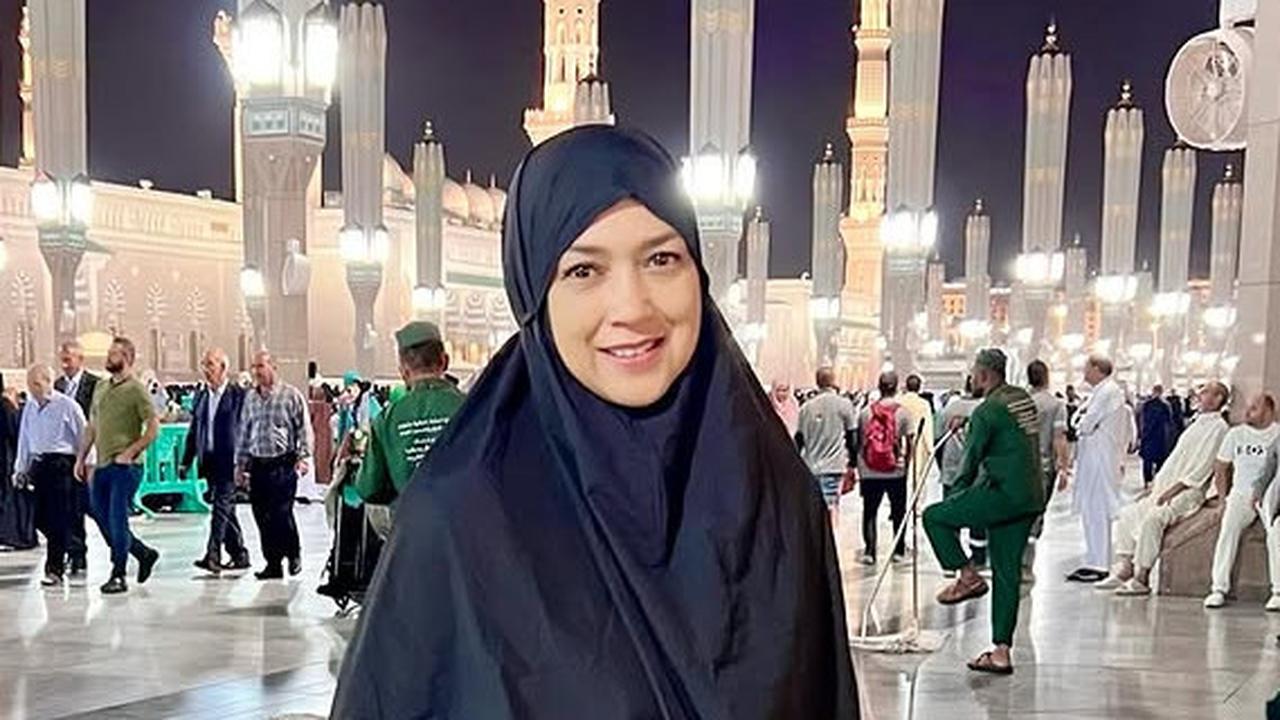 Bikin Pangling, Potret Cantik Menawan Ira Wibowo Berhijab saat Jalani Umrah