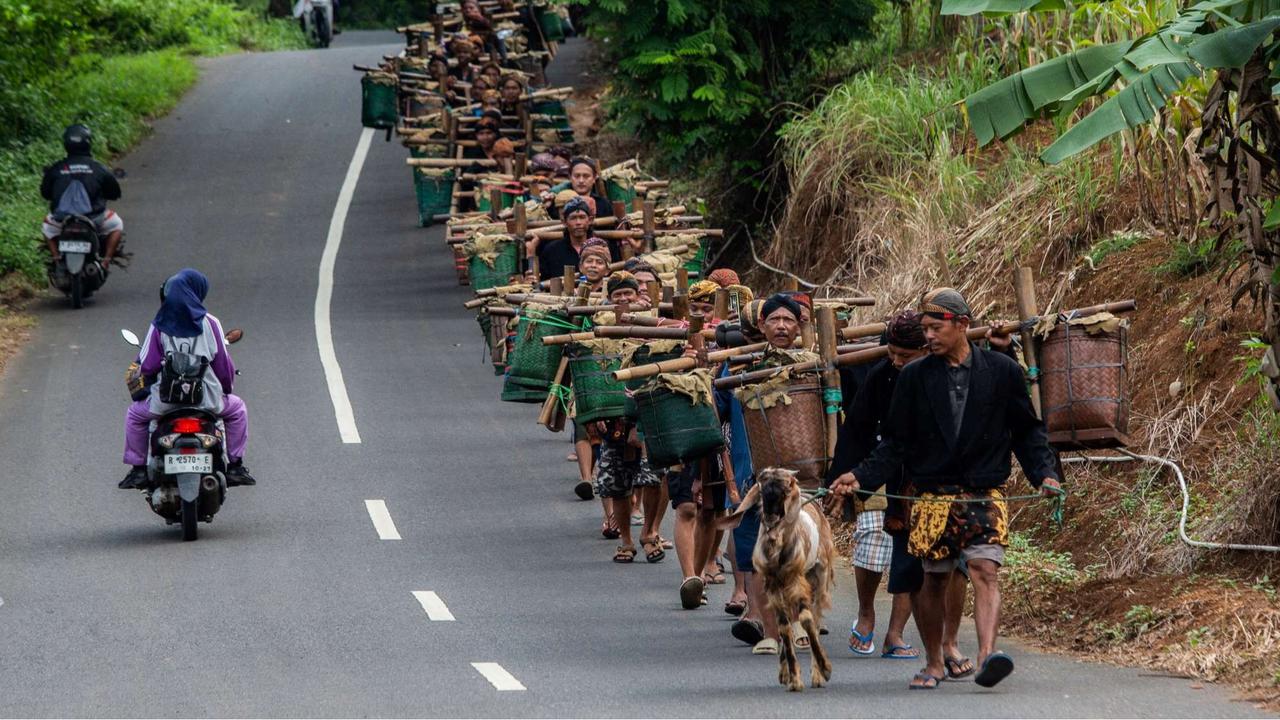 Masyarakat adat Bonokeling jalan kaki 40 km untuk ziarahi leluhur jelang Ramadan