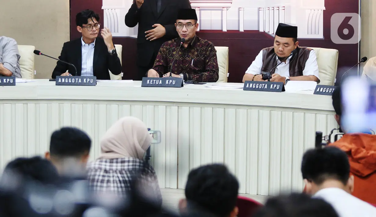 Ketua Komisi Pemilihan Umum (KPU) Republik Indonesia, Hasyim Asyari (tengah) didampingi anggota KPU August Mellaz (kiri) dan Mochammad Afifuddin (kanan) memberikan keterangan di kantor KPU, Jakarta, Senin (12/2/2024). (Liputan6.com/Angga Yuniar)