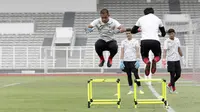 Kiper Timnas Indonesia, Andritany Ardhiyasa, melompat saat sesi latihan di Stadion Madya, Jakarta, Selasa, (18/2/2020). Untuk meningkatkan performa kiper, Shin Tae-yong menambah porsi waktu latihan. (Bola.com/M Iqbal Ichsan)