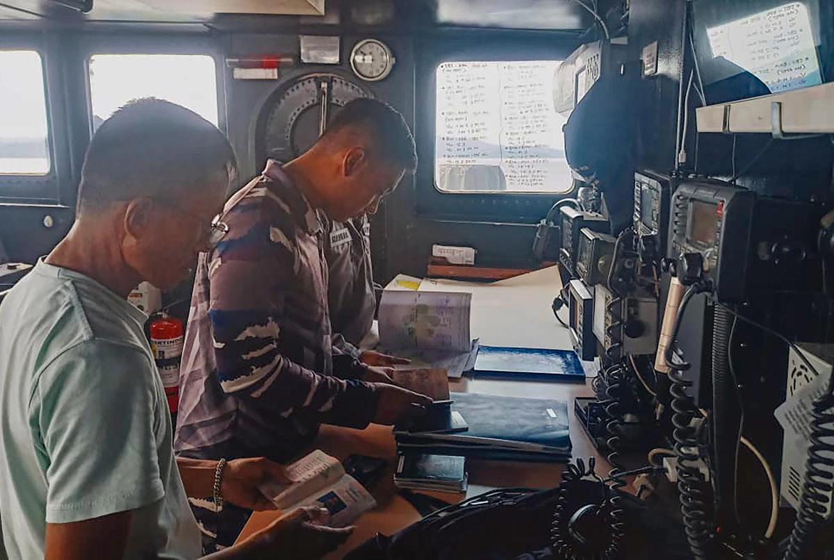 FOTO: TNI AL Amankan Kapal Pengangkut Limbah B3 di Selat Tioro
