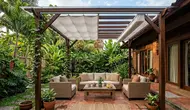 10 Inspirasi Teras Belakang dengan Atap Pergola dan Penutup Hujan yang Dapat Dibuka