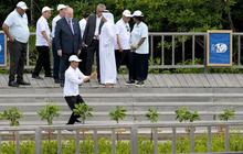FOTO: Momen Jokowi Jadi Fotografer Dadakan untuk Delegasi KTT World Water Forum di Hutan Mangrove Tahura Bali