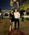 Rayakan anniversary pernikahan ke-5 tahun, Raisa tampil elegan mengenakan bodycon dress dengan detail kerah v-neck berwarna hitam dan high heels, sementara Hamish pakai kemeja putih dan casual pants warna hitam. (Instagram/raisa6690).