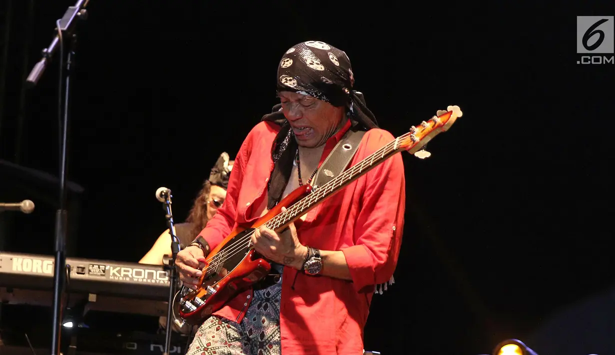 Pemain Bass  Band beraliran Rock God Bless, Donny Fattah menunjukkan aksinya dalam JogjaRockarta International Music Festival 2017 di Stadion Kridosono, Jogjakarta, Jumat (29/9). (Liputan6.com/Herman Zakharia)