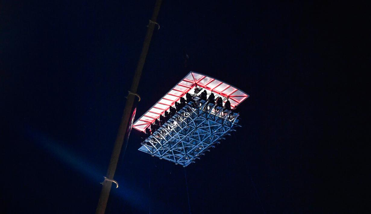 Pengunjung menikmati makan malam di Restoran Altum, Caracas, Venezuela, 22 Desember 2022. Untuk naik ke restoran, mereka yang berminat harus melakukan reservasi untuk merasakan pengalaman makan malam di ketinggian selama satu jam. (AP Photo/Matias Delacroix)