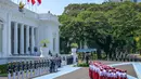 Upacara dimeriahkan oleh sejumlah siswa dengan mengibarkan bendera Indonesia dan Kamboja. (BAY ISMOYO/AFP)