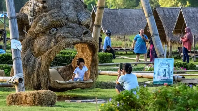 FOTO: Patung Jerami Raksasa Hiasi Tepian Danau Huay Tueng Thao