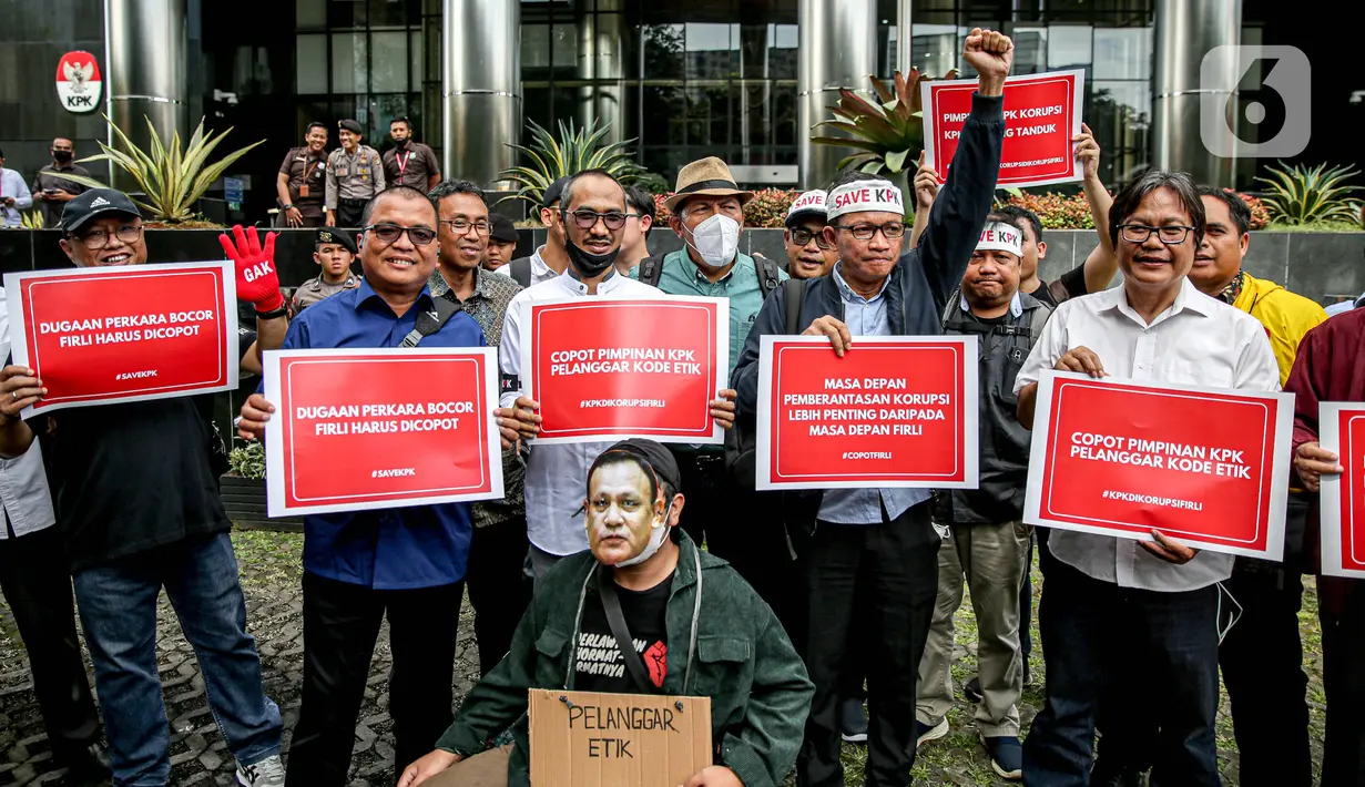 Terlihat hadir mantan Ketua KPK Abraham Samad, mantan Wakil Ketua KPK Saut Situmorang, dan juga Denny Indrayana dan juga Koalisi Masyarakat Sipil. (Liputan6.com/Faizal Fanani)
