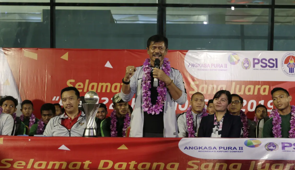 Pelatih Timnas Indonesia, Indra Sjafri, memberikan keterangan saat disambut menjadi juara Piala AFF U-22 2019 di Bandara Soetta, Tanggerang, Rabu (27/2). Timnas Indonesia mendapatkan bonus sebesar 2,1 milliar rupiah dari Kemenpora. (Bola.com/Yoppy Renato)