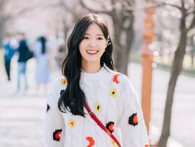 Kim Yu Ri tampak cantik dengan gaya berpakaian yang fashionable. Senyum semringah merepresentasikan musim semi kala itu. (Foto: KBS2 via allkpop)
