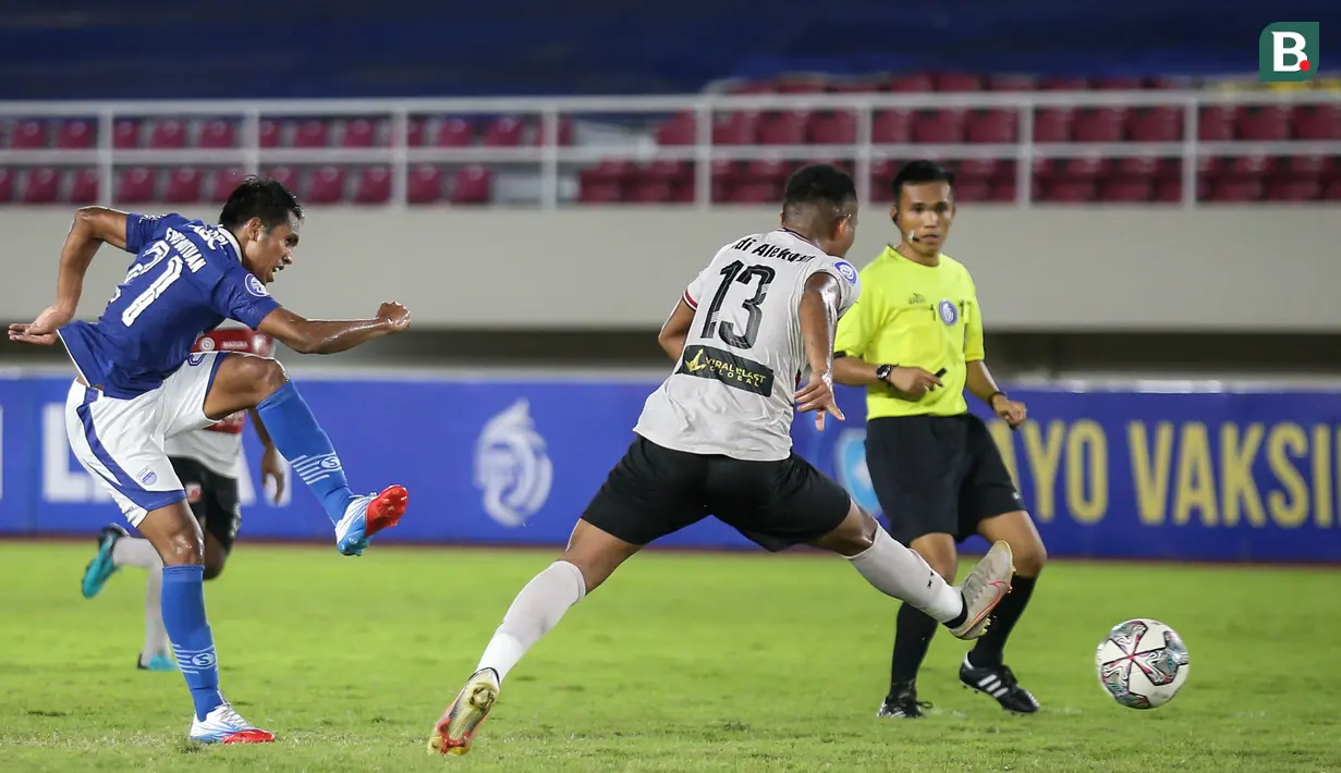 Beruntung Persib punya Frets Butuan. Aksinya di dalam kotak penalti mampu menjebol gawang Madura United dimenit ke-8. (Bola.com/Bagaskara Lazuardi)