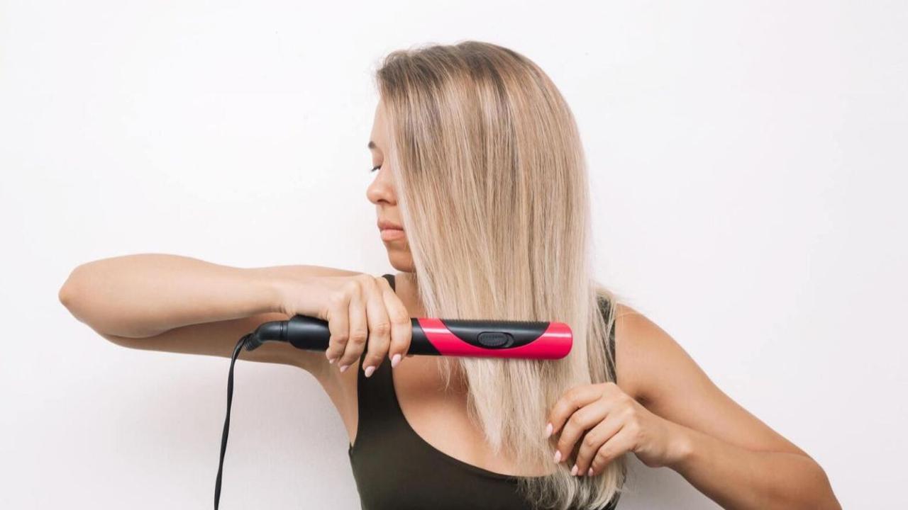 Hindari aktivitas mengeringkan rambut dengan suhu panas berlebihan. Biarkan saja rambut kering secara alami atau bungkus rambut dengan handuk microfiber yang menyerap air.&nbsp;