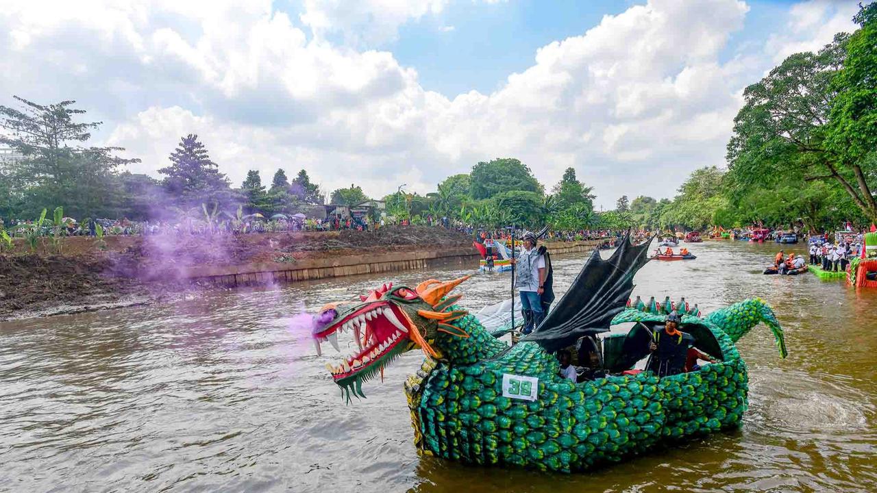 Foto: Seru! Festival Perahu Daur Ulang Hiasi Ciliwung, 43 Perahu Melaju dari Sampah Plastik