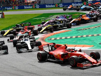 Pembalap Ferrari Charles Leclerc (kanan) memimpin balapan F1 GP Italia 2019 di Sirkuit Monza, Minggu (8/9/2019). Leclerc menjuarai F1 GP Italia 2019 setelah pertarungan alot melawan duo pembalap Mercedes, Lewis Hamilton dan Valtteri Bottas. (Daniel Dal Zennaro/ANSA Via AP)