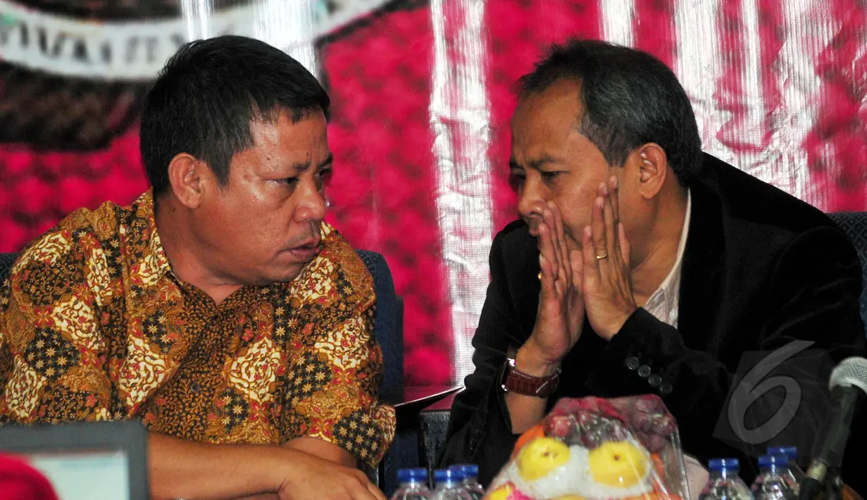 Ketua MSBI, Sarman L Hakim (kiri) berbincang dengan Ketua SIWO PWI Pusat, Raja Parlindungan Pane saat diskusi 'Menakar Calon Ketua Umum PSSI Yang Kapabel' di Gedung Serbaguna, Senayan, Jakarta, Selasa (14/4/2015). (Liputan6.com/ Yoppy Renato)