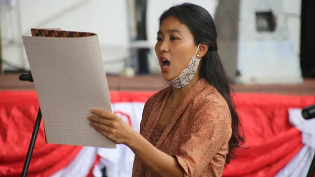 Olivia Zalianty ikut memperingati Hari Bela Negara yang jatuh setiap 19 Desember. Tahun ini, ia membaca puisi dalam peringatan itu (ist)