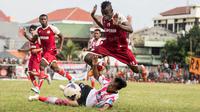 Pemain Persija Jakarta, Novri Setiawan, dijatuhkan pemain Barito Putera pada laga ujicoba di Stadion Bea Cukai, Jakarta, Selasa (5/4/2016). Kedua tim bermain imbang 2-2. (Bola.com/Vitalis Yogi Trisna)