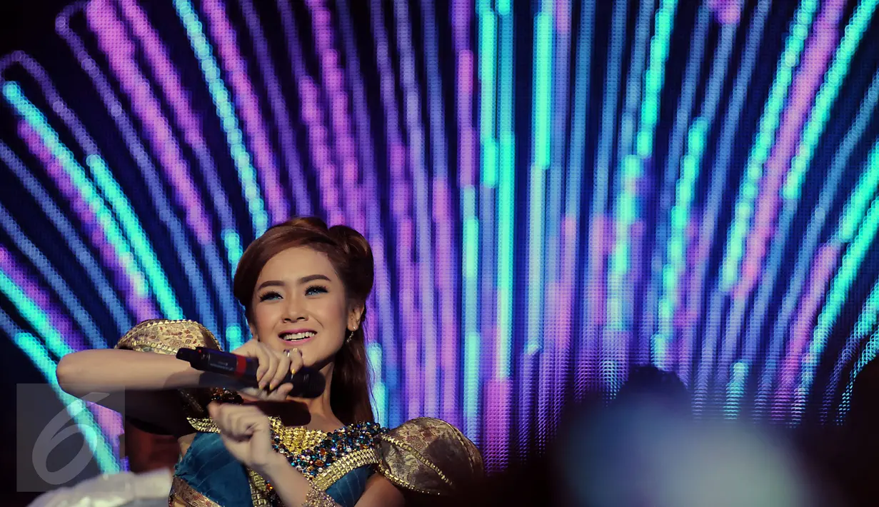 Pedangdut Cita Citata saat tampil membawakan lagu di malam puncak HUT SCTV ke-25 di Istora Senayan, Jakarta, Senin (24/8/2015). Puluhan artis papan atas ikut meramaikan malam puncak HUT SCTV ke-25. (Liputan6.com/Helmi Fithriansyah)