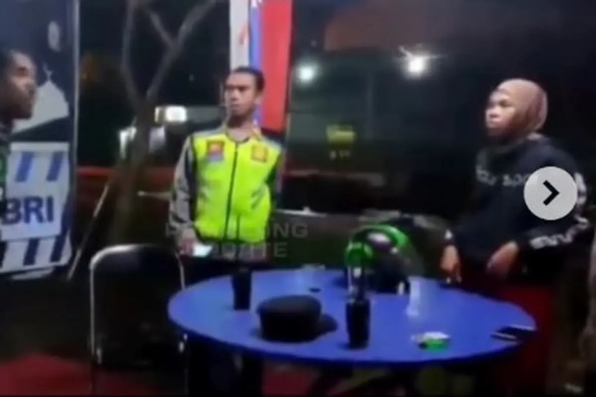Pemudik motor (kiri) tujuan Jatim saat kembali bertemu istrinya. (Istimewa)