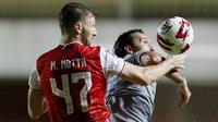 Bek Persija Jakarta, Marco Motta (kiri) berebut bola dengan striker Persib Bandung, Ezra Walian dalam laga leg pertama final Piala Menpora 2021 di Stadion Maguwoharjo, Sleman, Kamis (22/4/2021). Persija menang 2-0. (Bola.com/M Iqbal Ichsan)