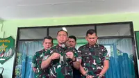 Panglima TNI Jenderal TNI Agus Subiyanto meninjau lokasi kebakaran gudang amunisi di Ciangsana, Jawa Barat, Minggu (31/3/2024). (Liputan6.com/ Muhammad Radityo Priyasmoro)