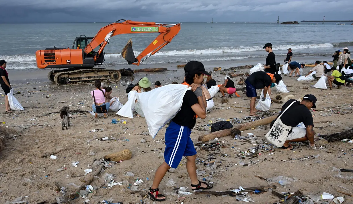 Ratusan orang, termasuk wisatawan asing, ikut dalam aksi bersih pantai massal di pesisir pantai Kedonganan, Badung, Bali, Sabtu 4 Januari 2025. (SONNY TUMBELAKA/AFP)