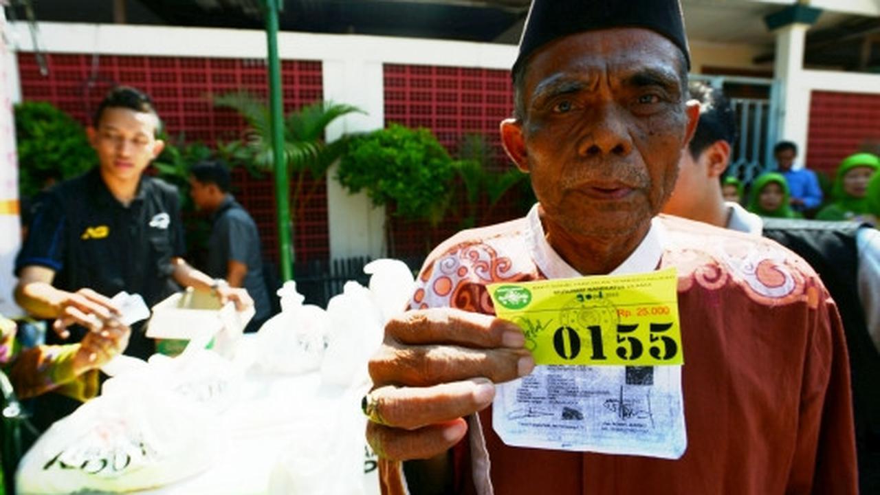 Warga serbu pasar sembako murah di Masjid Luar Batang