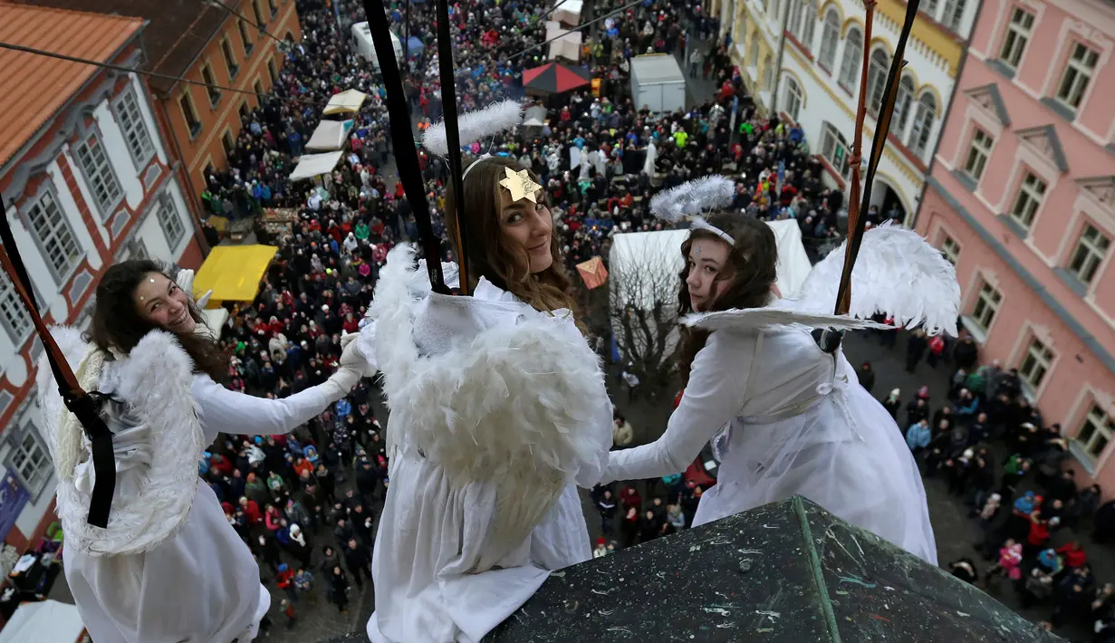 Sejumlah wanita berpakaian seperti malaikat bersiap berayun diatas ratusan penonton saat acara pasar Natal di kota Ustek, Republik Ceko (17/12). (Reuters/David W Cerny)
