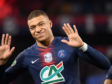 Striker Paris Saint-Germain (PSG), Kylian Mbappe, merayakan gol ke gawang FC Nantes pada laga semifinal Piala Prancis 2019 di Stadion Parc des Princes, Rabu (3/4). PSG menang 3-0 atas FC Nantes. (AFP/Franck Fife)