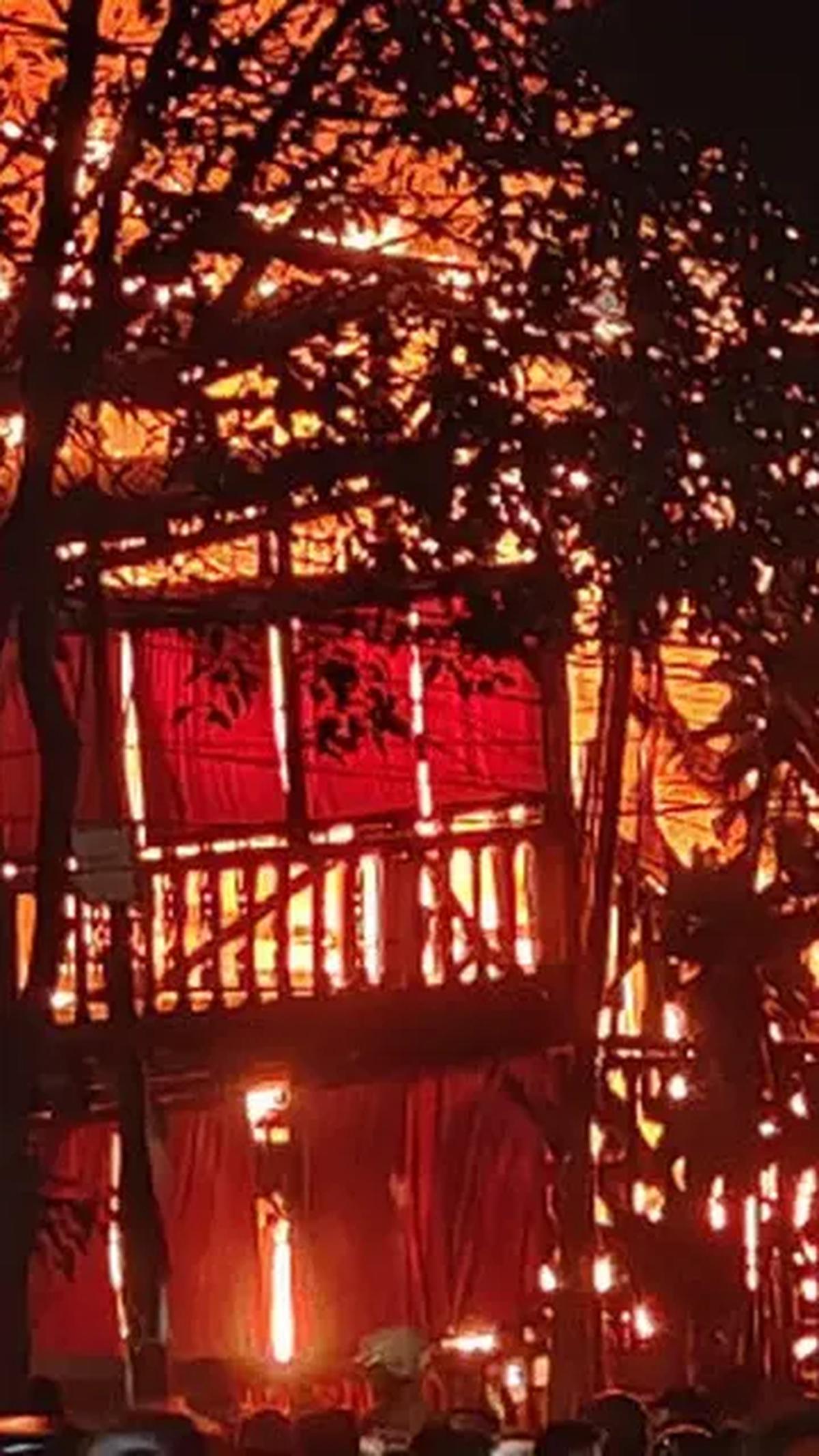Belum diketahui penyebab kebakaran. Korban terjebak di dalam kebakaran sehingga sulit keluar rumah.