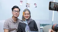 Nycta Gina dan Rizky Kinos saat memberikan keterangan setelah kelahiran anak keduanya pada 27 Maret di Rumah Sakit St Carolus, Salemba, Jakarta Pusta, Kamis (29/3/2108). (Deki Prayoga/Bintang.com)