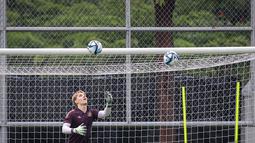 Kiper Timnas Jerman U-17, Louis Babatz menangkap bola saat melakukan latihan menjelang laga final Piala Dunia U-17 2023 di Lapangan Kota Barat, Solo, Kamis (30/11/2023). (Bola.com/Bagaskara Lazuardi)