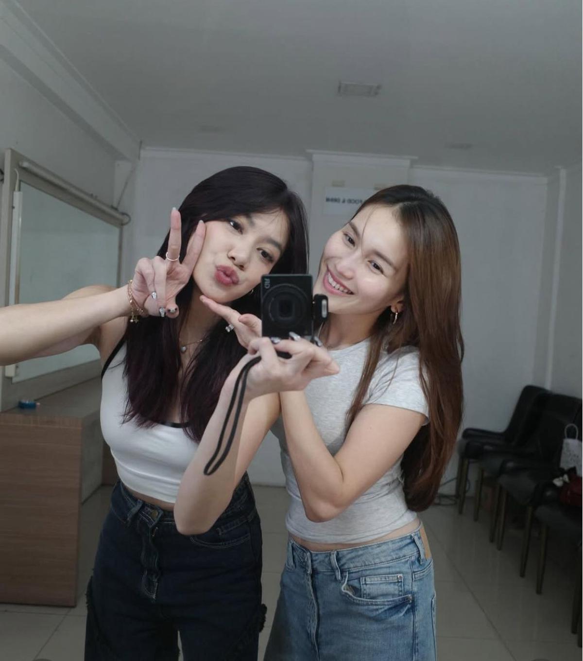 7 Potret Ayu Ting Ting dan Regina Phoenix Pamer Kedekatan, Netizen Soroti Kemiripan dengan Duo BLACKPINK