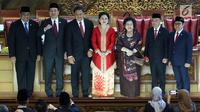 Ketua DPR RI 2019-2024 Puan Maharani (tengah), Ketua Umum PDIP Megawati Soekarnoputri (ketiga kanan), dan empat Wakil Ketua DPR RI 2019-2024 foto bersama usai pelantikan di kompleks parlemen, Senayan, Jakarta, Selasa (1/10/2019). (Liputan6.com/Johan Tallo)