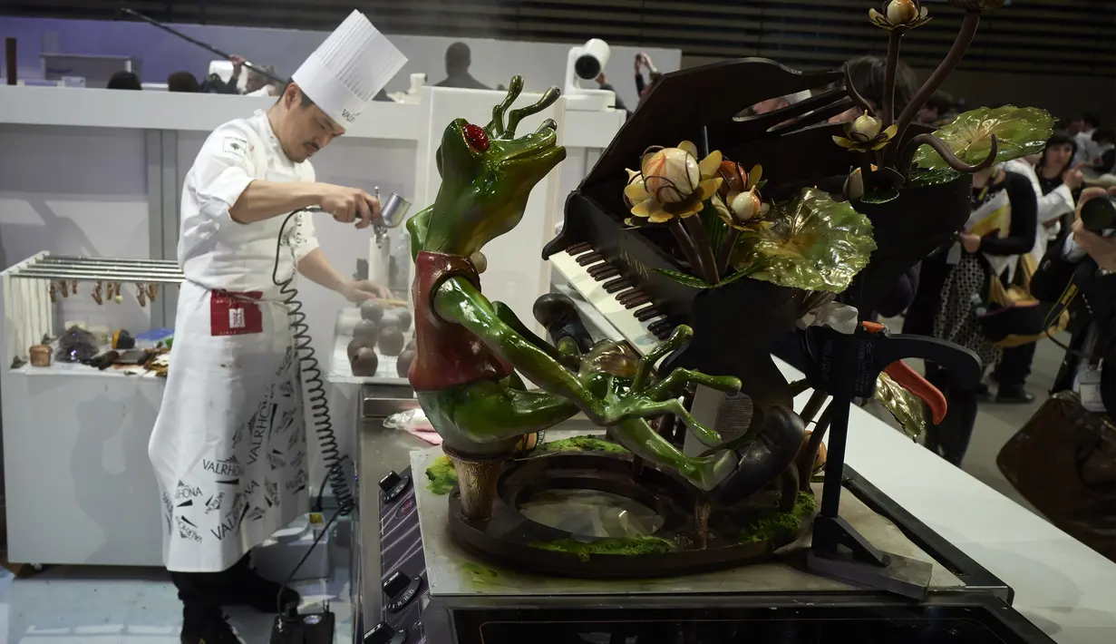Peserta asal Jepang, Yoshiaki Uezaki sedang membuat kue dalam final Pastries World Cup 2017 di Lyon, Prancis (22/1). Di kompetisi ini satu tim terdiri dari tiga chef, satu orang di pastry, satu di cokelat, dan satu lagi di es krim. (AFP/Jean Philippe)