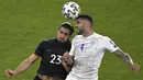 Gelandang Timnas Jerman, Emre Can berebut bola dengan gelangan Timnas Islandia, Victor Palsson pada pertandingan kualifikasi Piala Dunia 2022 Zona Eropa Grup J di Duisburg, Jumat (26/3/2021) dinihari WIB. Jerman berhasil melumat Islandia dengan skor 3-0. (Tobias Schwarz/Pool via AP)