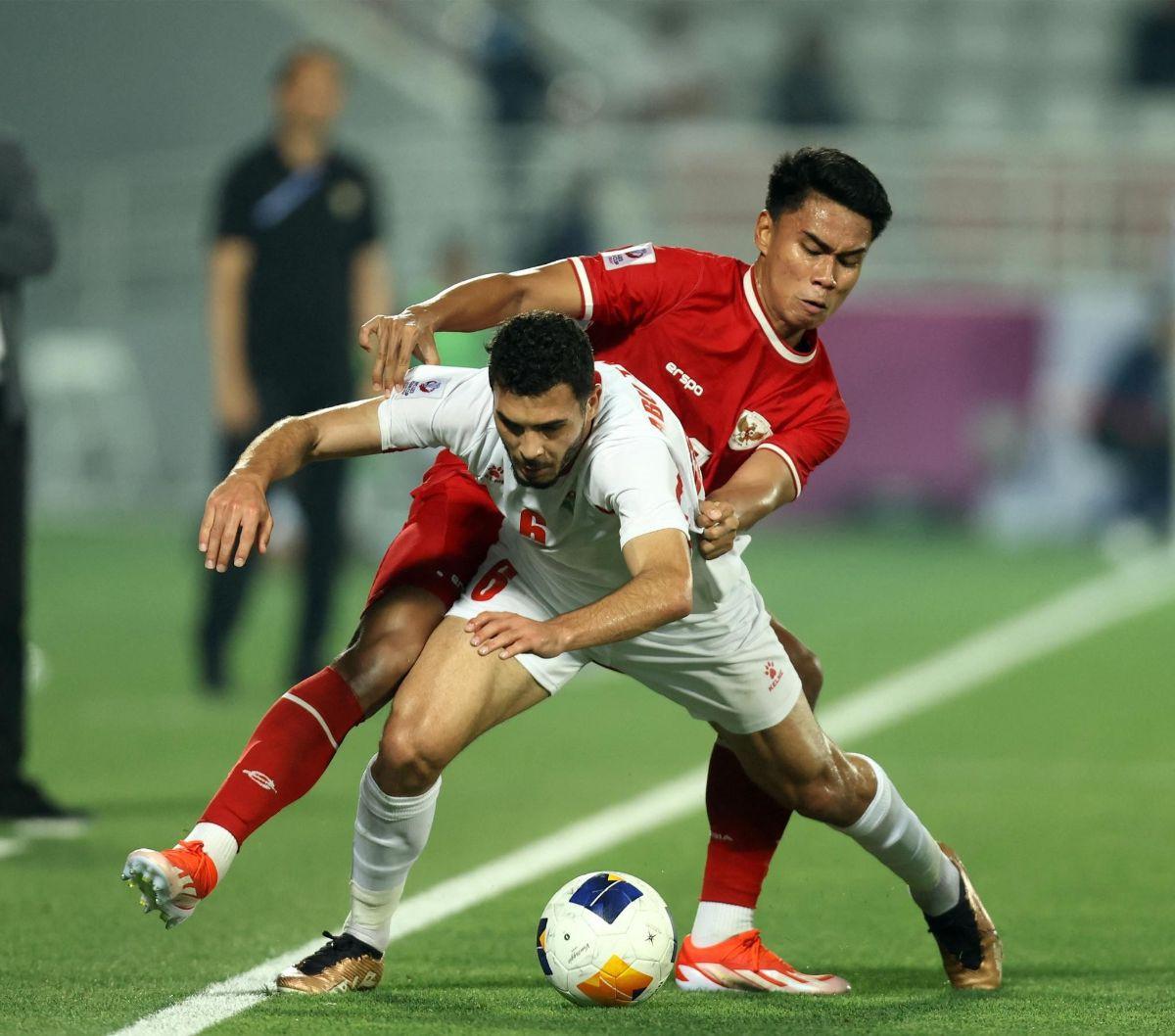 Sementara gol Yordania dihasilkan bunuh diri Justin Hubner di menit ke-79. <br><br>Di babak pertama, timnas Indonesia U-23 sudah unggul 2-0 melalui gol yang dicetak Marselino Ferdinan dan Witan Sulaeman. Foto: KARIM JAAFAR / AFP