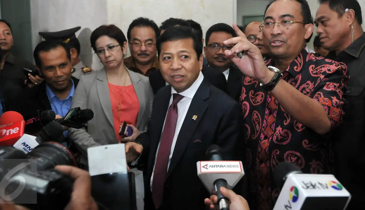 Ketua DPR, Setya Novanto memberikan keterangan pers usai menjalani sidang etik Mahkamah Kehormatan Dewan (MKD) di Gedung Nusantara II, Komplek Parlemen Senayan, Jakarta, Senin (7/12/2015). (Liputan6.com/Johan Tallo)