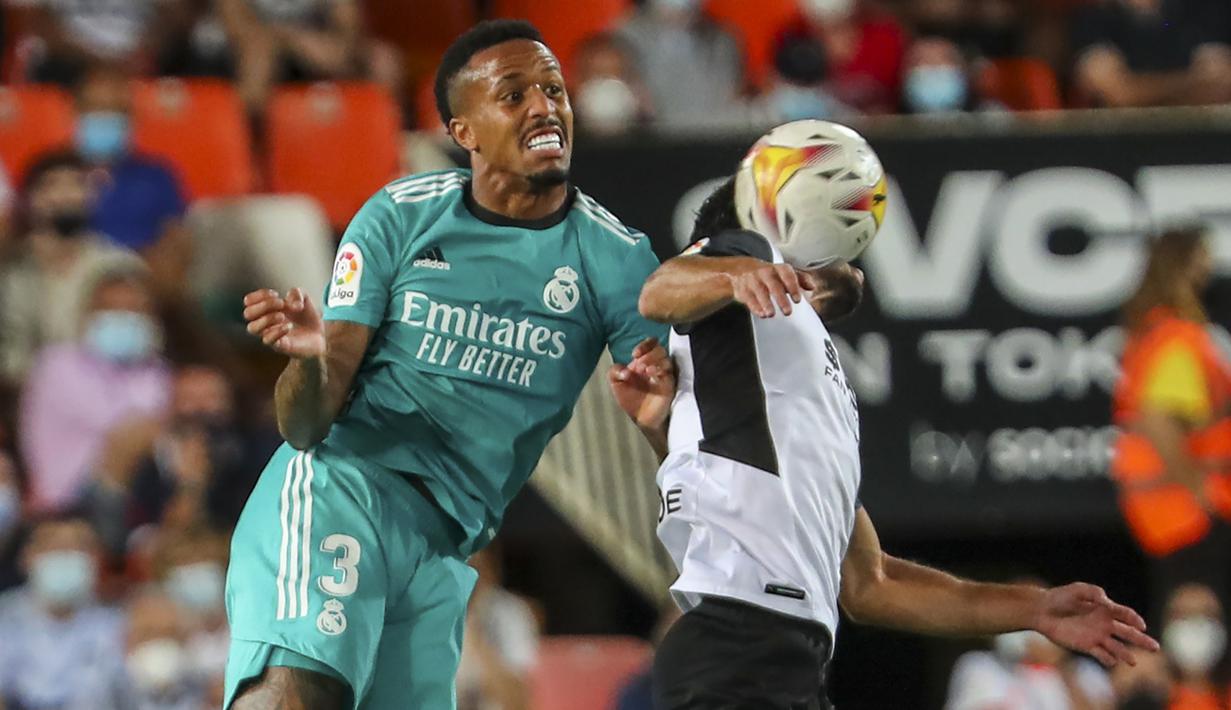 Eder Militao. Kepergian Sergio Ramos dan Raphael Varane tidak bisa dipungkiri juga jadi faktor utama dirinya dipercaya Carlo Ancelotti untuk berduet bersama David Alaba di jantung pertahanan Los Blancos. Ia selalu diturunkan penuh di 5 laga awal La Liga tanpa menuai kekalahan. (AP/Alberto Saiz)