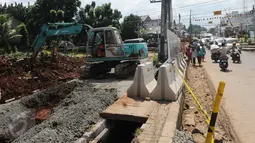 Pekerja menyelesaikan proyek pembangunan flyover perlintasan kereta api di Bintaro, Jakarta, Minggu (19/3). Flyover ini dibangun untuk mengatasi kemacetan di perlintasan kereta api tersebut. (Liputan6.com/Helmi Afandi)