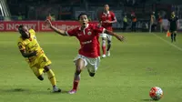 Pemain Persija, Novri Setiawan (kanan) berebut bola dengan Anis Abar (Sriwijaya) di laga Torabika Soccer Championship presented by IM3 Ooredoo. (Liputan6.comHelmi Fitriansyah)
