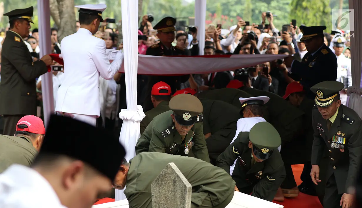 Jenazah istri presiden ke-6 RI Susilo Bambang Yudhoyono (SBY), Ani Yudhoyono dimakamkan di TMP Kalibata, Jakarta, Minggu (2/6/2019). Ani Yudhoyono dimakamkan secara militer. (Liputan6.com/JohanTallo)