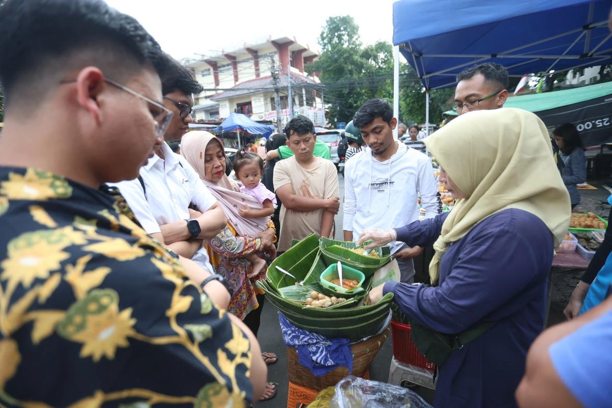 FOTO: Ramai Warga Kwitang Berburu Takjil di Hari Keenam Ramadan 1447 H