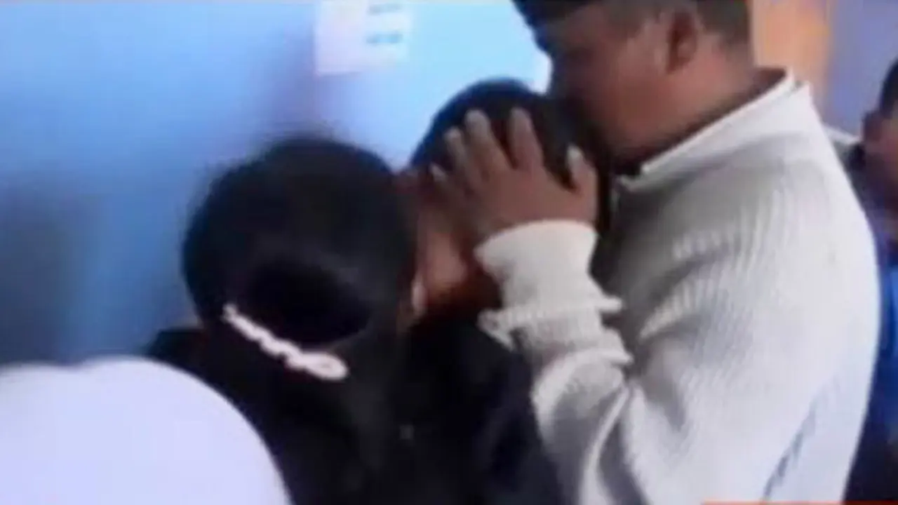 VIDEO: Evakuasi Pelajar Terjebak Badai di Raung Diwarnai Tangis
