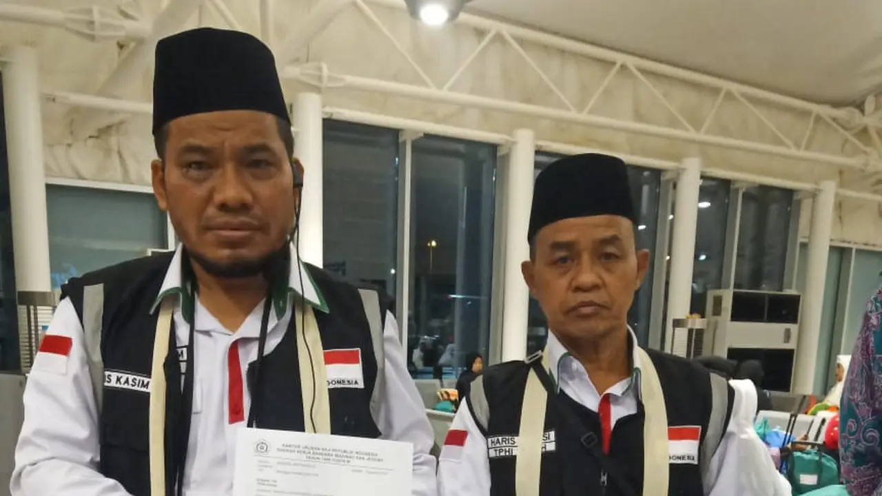 Ketua Kloter jemaah haji menerima surat kemabruran dari PPIH. Dok Daker Bandara