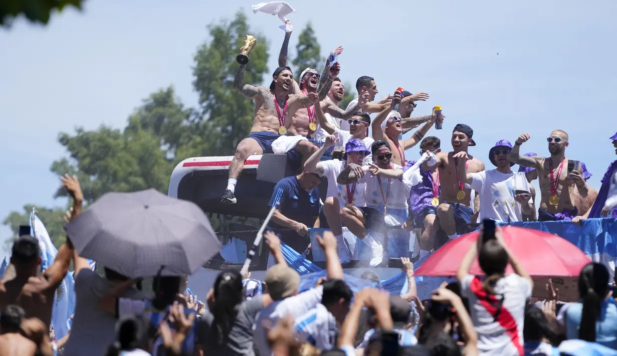 Pemain Argentina menyapa suporter saat parade juara Piala Dunia di kota Buenos Aires, Selasa (20/12/2020). (AP Photo/Natacha Pisarenko)