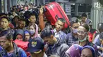Pemudik antre saat memasuki kapal penyebrangan di Dermaga 1 Pelabuhan Penyebrangan Merak, Banten, Sabtu (1/6/2019). Hingga Sabtu (1/6) pukul 08.00 WIB, pemudik yang menyebrang dari pelabuhan Merak menuju Bakauheni mengalami peningkatan 30,1%. (Liputan6.com/Helmi Fithriansyah)